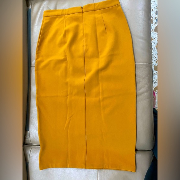 FOREVER 21 MUSTARD SKIRT WITH FRONT SLIT & FRONT POCKETS! Brand new! Never worn! - Picture 3 of 4